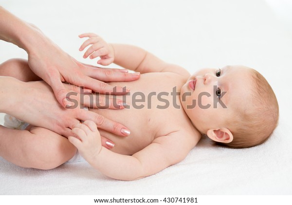 Massage Des Bebes Maman Massant Le Photo De Stock Modifiable