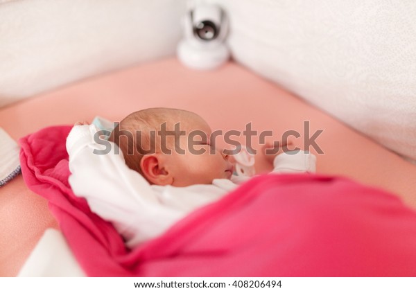 Bebe Ecran Enregistrant Une Jolie Petite Photo De Stock Modifiable Bebe Ecran Enregistrant Une Jolie Petite Photo De Stock Modifiable