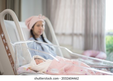 Baby und Mutter im Krankenhaus nach der Geburt (Fokusbaby)	