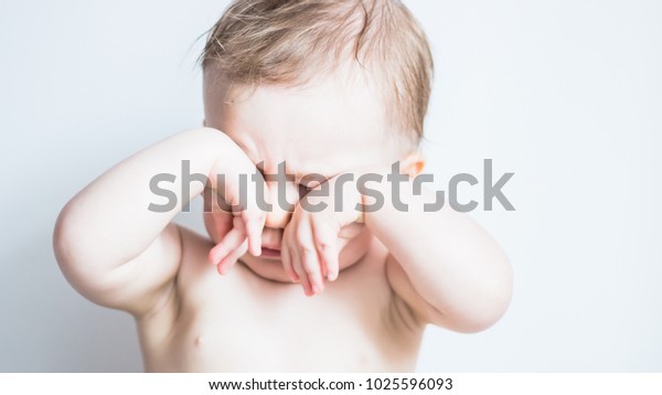 赤ちゃんが目を引っかいていて 白い背景に眠い子ども 疲れ 疲れ 睡眠の問題 過度の活動障害 悲しい赤ちゃんのコンセプト の写真素材 今すぐ編集