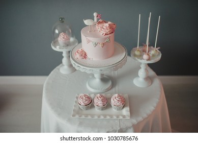 Baby shower - Birthday cake, muffins and cake pops - Powered by Shutterstock