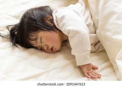 Baby Taking A Nap On A Futon (1 Year And 5 Months Old, Japanese, Girl) 