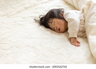 Baby Taking A Nap On A Futon (1 Year And 5 Months Old, Japanese, Girl) 