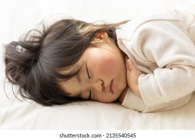 Baby Taking A Nap On A Futon (1 Year 8 Months Old, Japanese, Girl) 