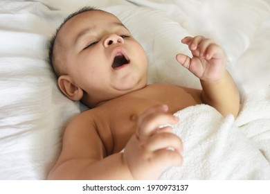 A Baby Want To Sleep,baby  Yawning On White Sheets From Above.sleep Training Mode.