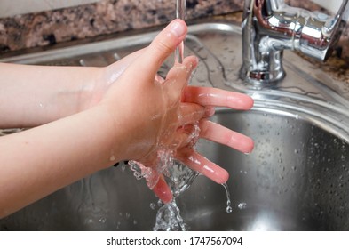 Baby wäscht mir die Hände unter fließendem Wasser