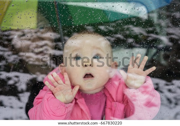 Le Bebe Qui Regarde A Travers Photo De Stock Modifiable