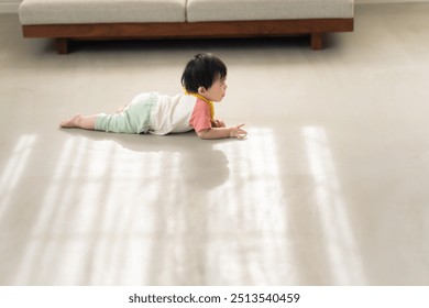 The baby crawls　0 years old - Powered by Shutterstock