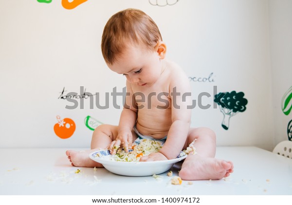 Baby-led Weaning is a complementary feeding method\
in which the baby itself, from 6 months of age, takes whole foods\
to the mouth.