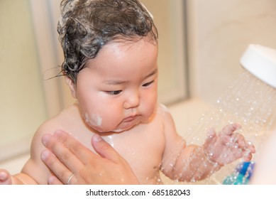 Happy Teen Boy Bathing Under Shower - 461415337 的类似图片、库存照片和矢量图