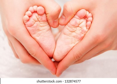 	Baby's feet - Powered by Shutterstock