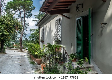 Back Alley Of A Winery In Tuscany, Italy. Rows Of Terra Cotta Pots Along The Tuscan Style Home. 