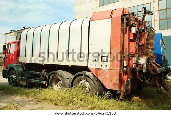 Back of garbage\
truck