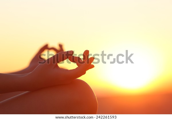 日没の日の入りに暖かい背景に女性の手のバックライト の写真素材 今すぐ編集