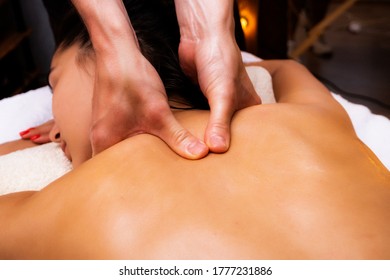 Rückenmassage für eine Frau. Heilung, medizinische und entspannende Massage. Urlaubshintergrund.