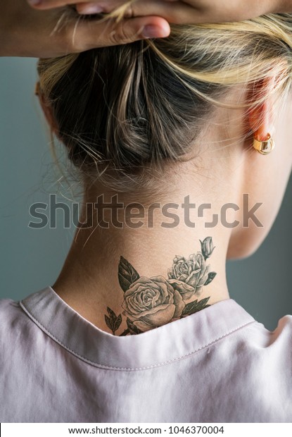 女性の背中の首の刺青 の写真素材 今すぐ編集