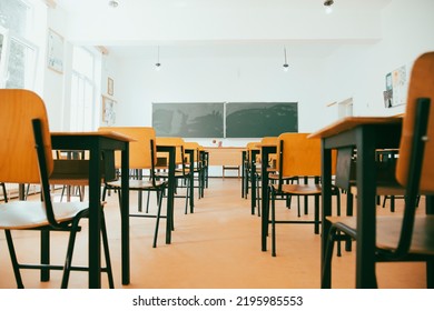 Zurück zum Schulkonzept. Leeres Klassenzimmer mit Stühlen, Schreibtischen und Tafel. – Stockfoto