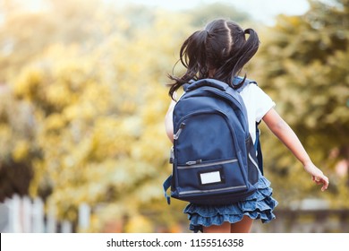 Retour à l'école. Belle fille asiatique avec sac à dos courant et allant à l'école avec plaisir