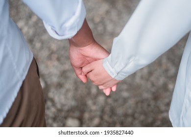Couple Main Dans La Main Images Photos Et Images Vectorielles De Stock Shutterstock