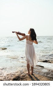 女性 海 後ろ姿 の画像 写真素材 ベクター画像 Shutterstock