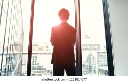 後ろ姿 男性 スーツ の画像 写真素材 ベクター画像 Shutterstock