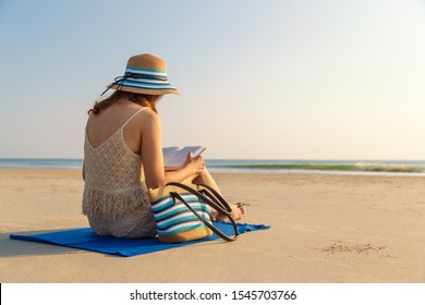 40,093 Woman sitting on beach hat Images, Stock Photos & Vectors |  Shutterstock