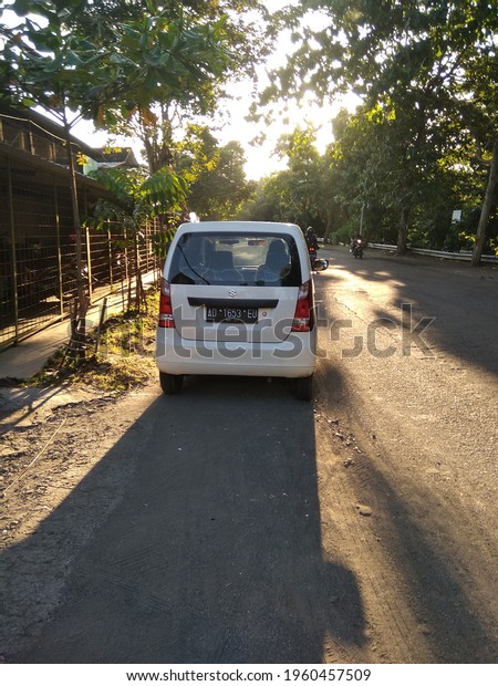 The back of a Suzuki mini van, location: Mojosongo,\
Jebres sub-district, Surakarta city, Central Java, Indonesia, April\
21, 2021