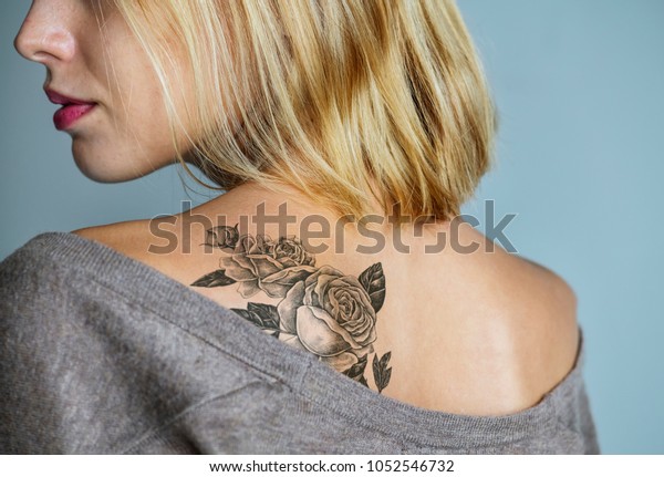 女性の背中のタトゥー の写真素材 今すぐ編集