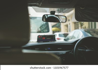 Спинка водителя такси и пассажира в кабине такси во время поездки в пункт назначения с пробкой в Бангкоке, Таиланд.