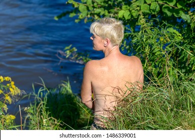 In lake nude Naked Girls