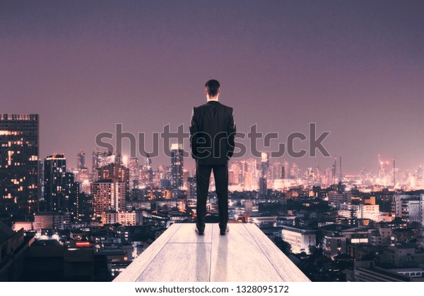 屋上の夜景のビジネスマンの背景 成功とリーダーシップのコンセプト の写真素材 今すぐ編集