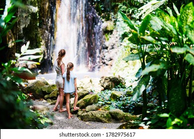 Vue de dessous famille de mère et fille bénéficiant d'une vue sur la cascade de Diamant sur l'île de Sainte-Lucie dans les Caraïbes