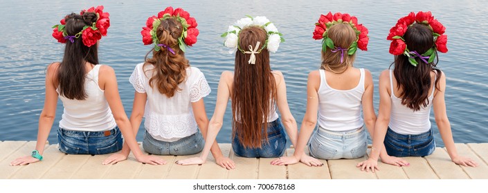 Back View Of Five Young Ladies, Wearing Flower Wreaths, Jeans And White Tshirts. Group Of Friends Sitting On The Side Of The Pool Or On Pier. Pool Party, Summer Vacation. Banner For Website.