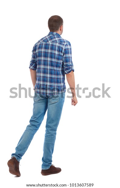 ハンサムな男が行くという背景 歩く若い男 Rear View Peopleコレクション 人の背景のビュー 白い背景に 青いシャツを着た男は横向きだ の写真素材 今すぐ編集