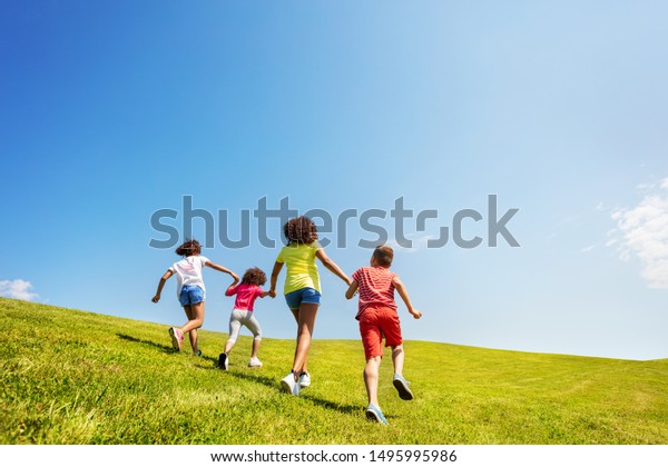 芝生の公園の畑を走る子どもたちの背景 の写真素材 今すぐ編集