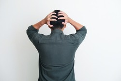 Vista Posterior De Un Hombre Agarrándose La Cabeza Mostrando Gesto De Estrés