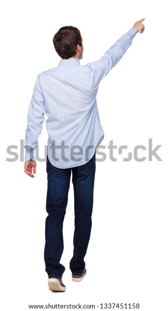 人差し指で歩く男の背景 見せに行く男 人の背景のビュー 白い背景に ジーンズとシャツを着た男が指を伸ばして遠くに行く の写真素材 今すぐ編集
