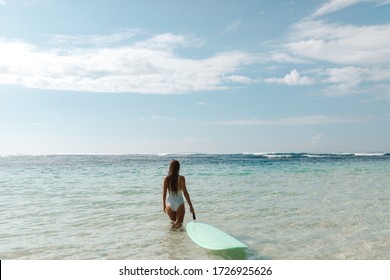 サーフィン 女性 の写真素材 画像 写真 Shutterstock