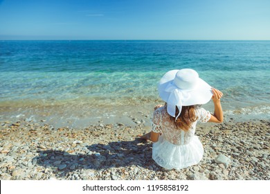 女性 海 後ろ姿 の写真素材 画像 写真 Shutterstock