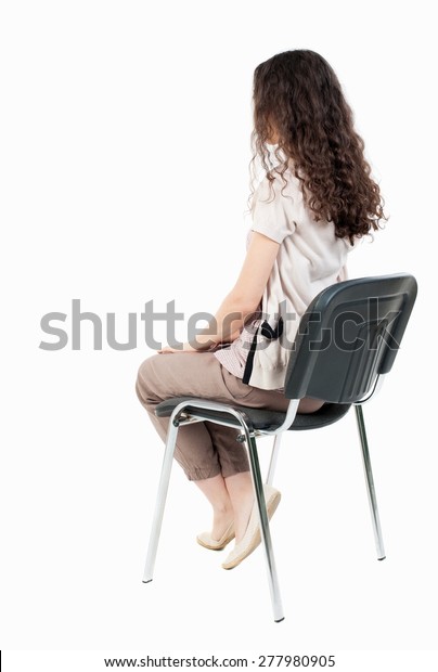 椅子の上に座っている若い美しい女性の背景を見る 見てる女の子 Rear View Peopleコレクション 人の背景のビュー 白い背景に の写真素材 今すぐ編集