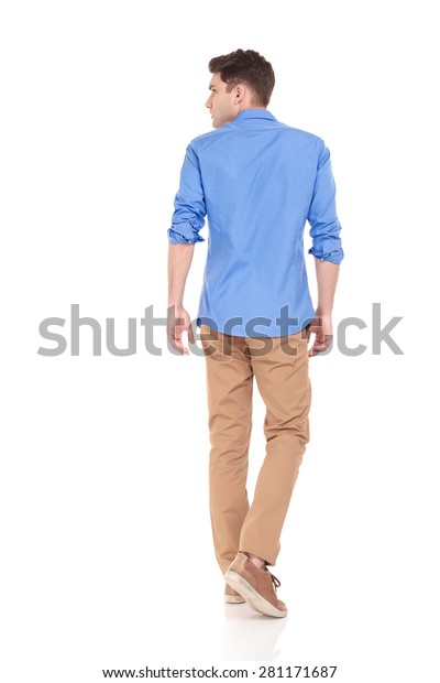 分離型背景に歩く若いファッション男性の背景が彼の横を見る の写真素材 今すぐ編集
