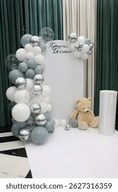 Un fondo con globos sobre un tema de bautismo para tomar fotos de personas.