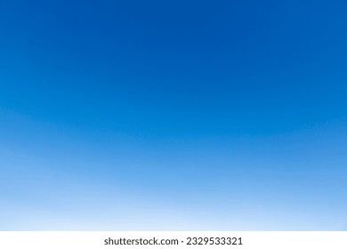 Fondo un cielo azul