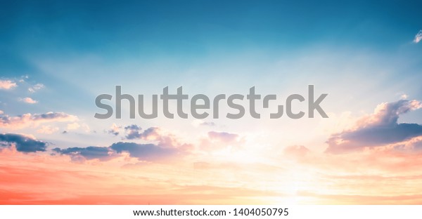 カラフルな空のコンセプトの背景 夕暮れ色の空と雲を持つドラマチックな夕日 の写真素材 今すぐ編集