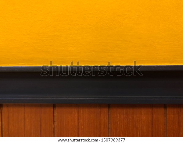 The background is\
divided into three parts. are the yellow walls, the metal plates\
and the wooden panels.