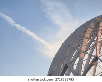 Background image with a sky layer and a trace of an airplane next to the planetarium.