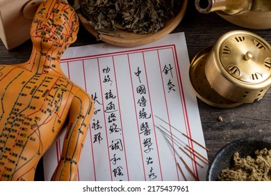 Background of moxibustion and Chinese herbal medicine. Chinese character translation：Acupuncture is a traditional Chinese medical method.
