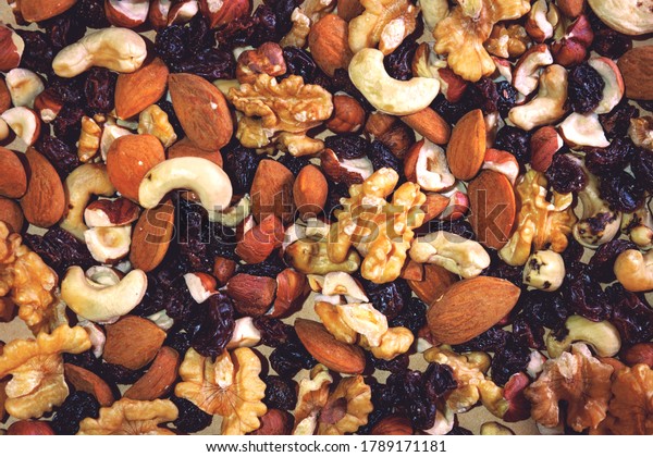 Background of a trail mix compounds by\
almonds, nuts, chestnuts, hazelnuts, and\
raisins.