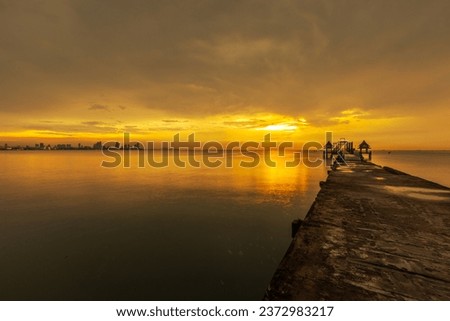 Background view Close-up of panoramic views (sea, bridge, twilight sky) is a natural beauty, the wallpaper of the morning sun.