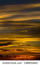 The background view of the sky is close, with various colors changing according to the weather (orange, red, yellow, pink, blue) is a natural beauty.